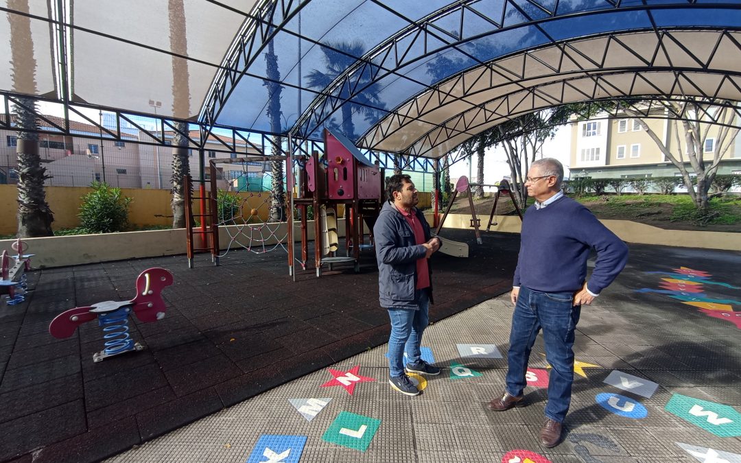 El Ayuntamiento instala dos estructuras para proporcionar sombra en dos plazas situadas en San Lorenzo y Los Tarahales a través de los Presupuestos Participativos